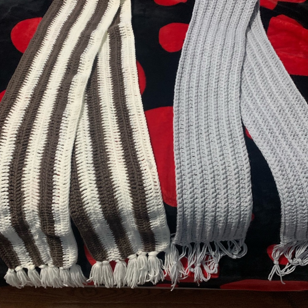 Handmade scarfs with yarn